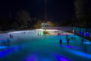 Langzeitaufnahme der Eisbahn bei Nacht.