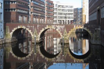 Spiegelung der Ellerntorsbrücke.