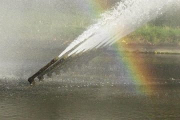 Wasserfontänen malen einen Regenbogen.