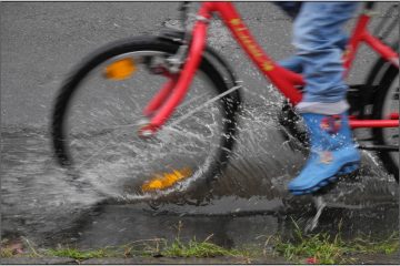 Ein Fahrrad fährt durch eine Pfütze