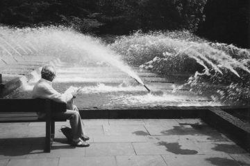 Entspannung vor Wasserfontänen in Schwarz Weiß.