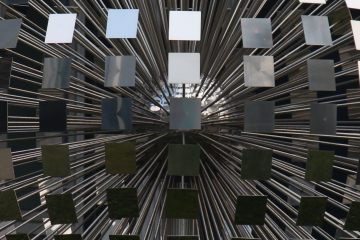 Struktur aus Metall, Plättchen zum Ball geformt