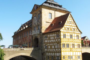 Das „Alte Rathaus“ erreicht man nur über eine Brücke.