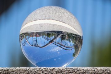 Osterbekbrücke durch eine Glaskugel gesehen.