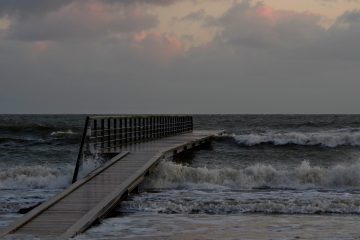 Strandsteg zum Wasser