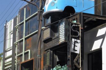 Amman, Jordanien, 2015. Der VW-Bus ist Teil einer hippen Bar auf der Dachterrasse des Hauses.