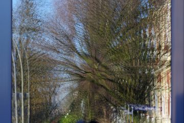 Das Fenster schwingt vom Wind so stark sodass diese Aufnahme entstand.