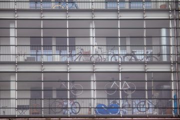 Fahrräder in mehreren Etagen im Korridor.