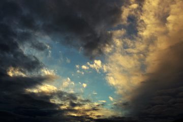 Verschiedene Wolkenformationen ziehen vorbei.