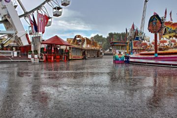 Hamburger DOM vor der Öffnung im Regen.