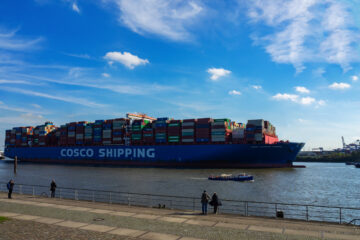 Monika Vollmers - 1. Dienstag Altona Övelgönne 04.10.2022 - Kleines Containerschiff