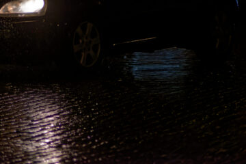Matthias - Straßenbeleuchtung I 12.01.2023 - Auto im Regen