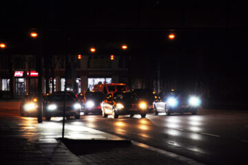 Sabine Poppe - Straßenbeleuchtung II 17.01.2023 - Warten auf den Rennbeginn an der Ampel