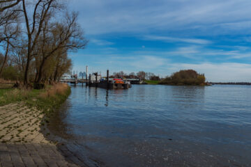 Monika Vollmers - Rotenburgsort 04.04.2023 - An der Elbe