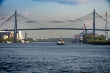 Hartmut Teschemacher - Köhlbranddeich 12.05.2023 - Köhlbrandbrücke mit Schlepper