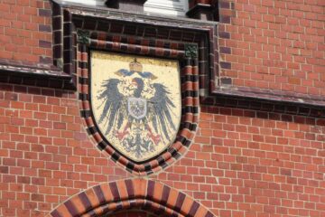 Peter Weise - Stade 05.08.2023 - Wappen am Kaiserlichen Postamt am Pferdemarkt