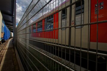 Bodo Jarren - Lockschuppen Aumühle 23.07.2023 - S-Bahn hinter Gitter