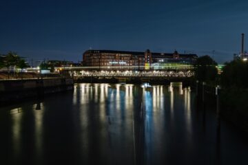 Hans Stötera - Nachtfotografie Oberhafen 29.09.2023 - Oberhafenbrücke mit Zugstreifen