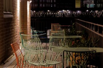 Bodo Jarren - Nachtfotografie Oberhafen 29.09.2023 - Stühle in der Nacht