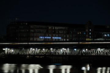 Brigitte - Nachtfotografie Oberhafen 29.09.2023 - Der Zug fährt