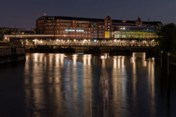 Matthias - Nachtfotografie Oberhafen 29.09.2023 - Einfahrender Schnellzug