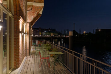 Matthias - Nachtfotografie Oberhafen 29.09.2023 - Terrasse mit Ausblick