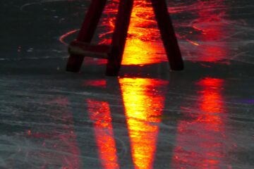 Peter Weise - Eisbahn - 20.02.2024 - Absperrung in der Abendsonne