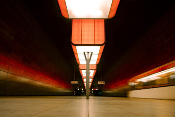 Hartmut Teschemacher - - HafenCity Universität - 03.03.2024 - Rot mit Bahn