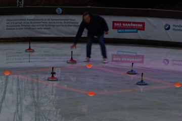 Bodo Jarren - Eisbahn - 20.02.2024 - Spielfeld mit Spiegelung