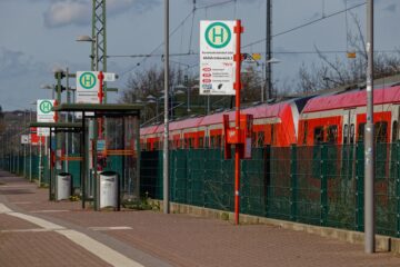 Bodo Jarren - Buxtehude - 06.04.2024 - Bus und S-Bahn Station