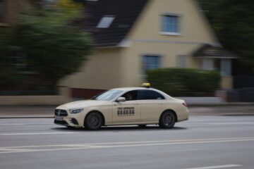 Bodo Jarren - Langzeit in Bramfeld - 31.07.2025 - Ein Taxi fährt vorbei
