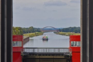 Bodo Jarren - Schiffshebewerk -10.09.2025 - Ein Binnenschiff kommt