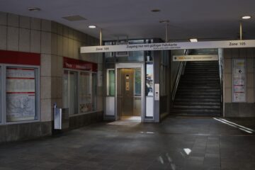 Bodo Jarren - Barmbek -16.10.2025 - Den Aufzug oder die Treppen nutzen