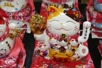 Peter Weise - MARKK - 23.01.2025 - Porzellan-Winkekatze