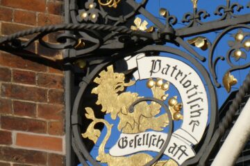 Peter Weise - Weihnachtsmarkt - 16.12.2025 - Wappen der Patriotischen Gesellschaft an der Trostbrücke