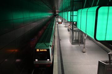 Petra Scheffler - Challenge 157: Grün - 25.05 - 07.06.2026 - U-Bahnstation